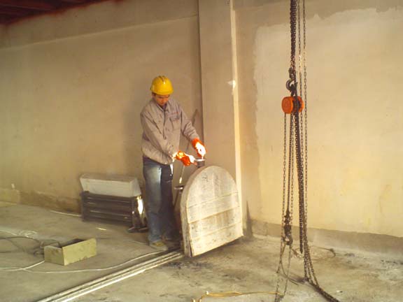 ĳ�T(m��n)�淿�ǰ��и�